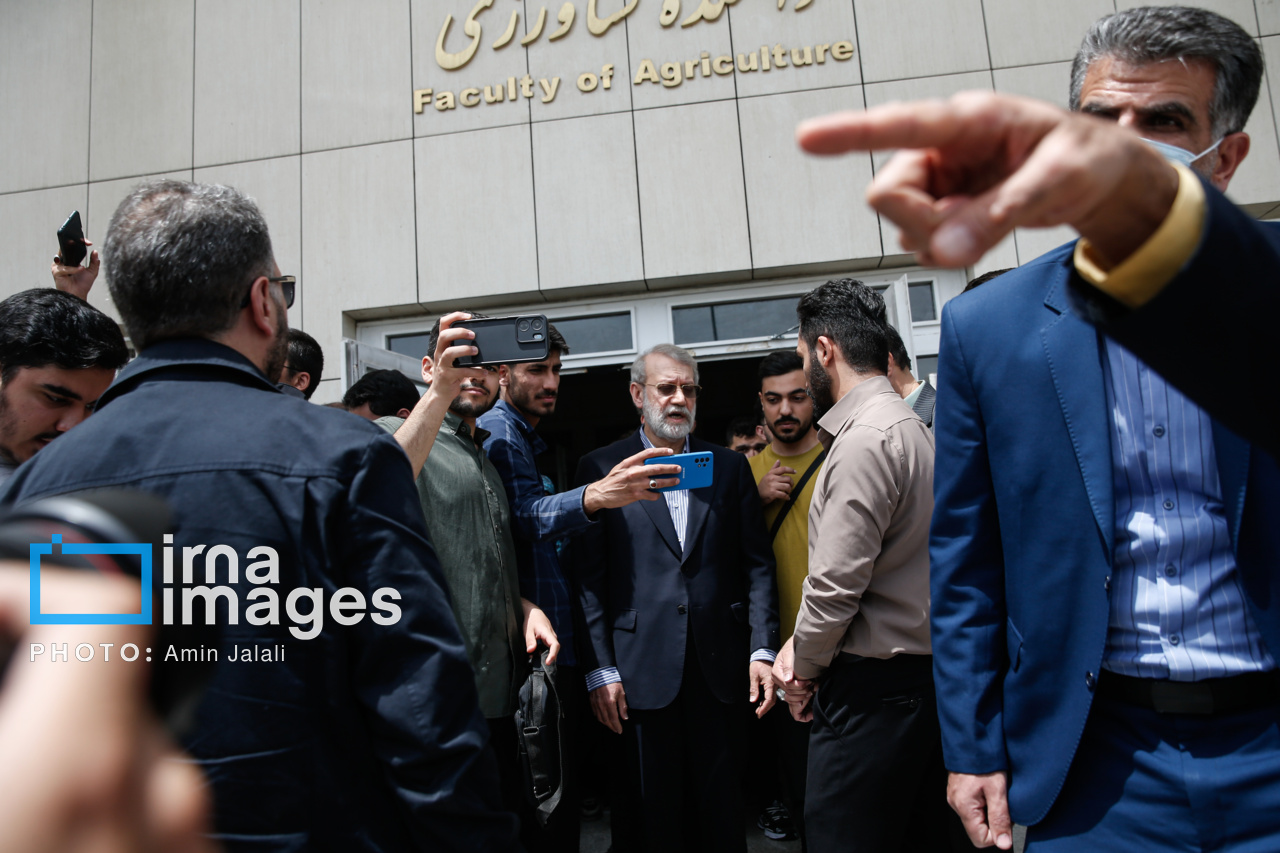 خاموشیها دامان رئیس سابق مجلس را هم گرفت/ بازار داغ سلفی با علی لاریجانی در دانشگاه شاهد+تصاویر