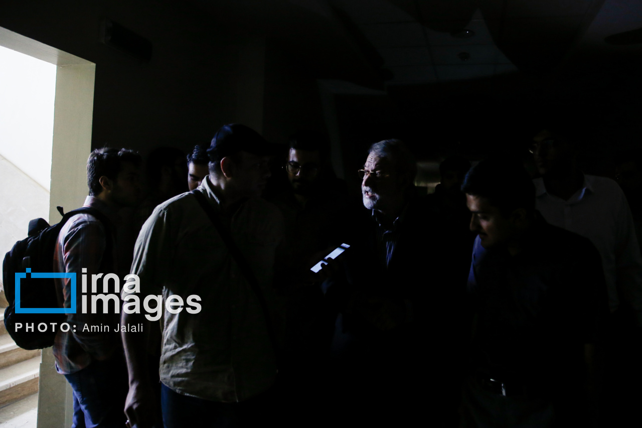 خاموشیها دامان رئیس سابق مجلس را هم گرفت/ بازار داغ سلفی با علی لاریجانی در دانشگاه شاهد+تصاویر