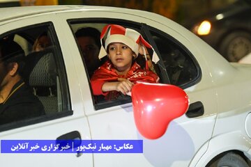 جشن و پای‌کوبی ارومیه‌ای‌ها بعد از قهرمانی تراکتور در لیگ برتر فوتبال
