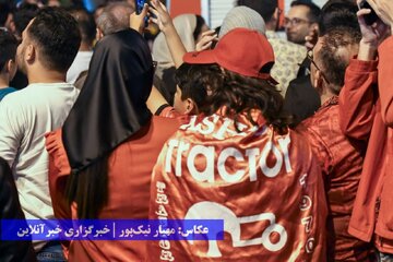 جشن و پای‌کوبی ارومیه‌ای‌ها بعد از قهرمانی تراکتور در لیگ برتر فوتبال
