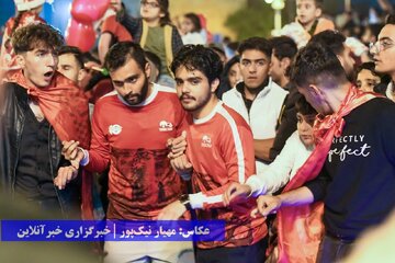 جشن و پای‌کوبی ارومیه‌ای‌ها بعد از قهرمانی تراکتور در لیگ برتر فوتبال