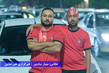 جشن و پای‌کوبی ارومیه‌ای‌ها بعد از قهرمانی تراکتور در لیگ برتر فوتبال