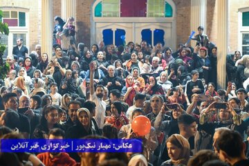 جشن و پای‌کوبی ارومیه‌ای‌ها بعد از قهرمانی تراکتور در لیگ برتر فوتبال