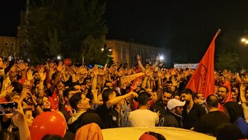 جشن و پایکوبی ارومیه‌ای‌ها بعد از قهرمانی تراکتور در لیگ برتر فوتبال / تصاویر