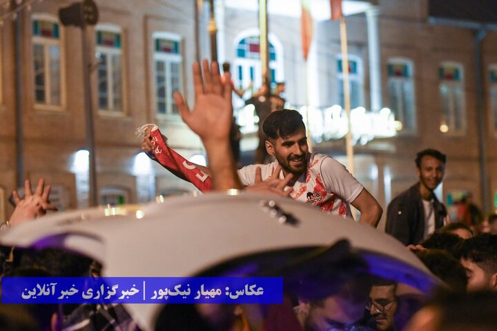 جشن و پای‌کوبی ارومیه‌ای‌ها بعد از قهرمانی تراکتور در لیگ برتر فوتبال