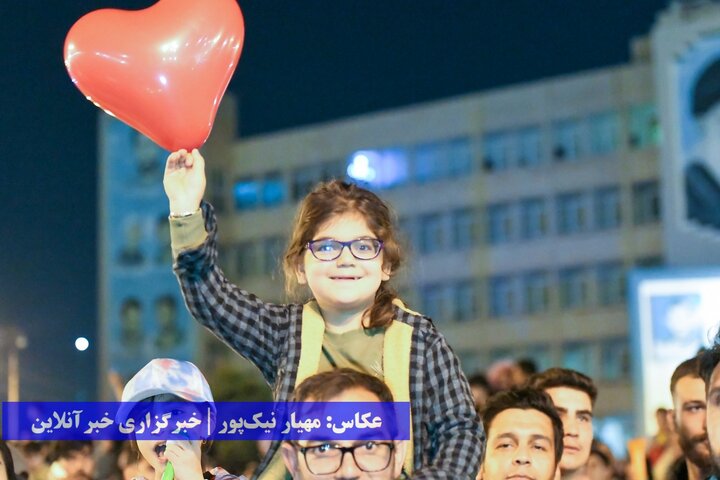 جشن و پای‌کوبی ارومیه‌ای‌ها بعد از قهرمانی تراکتور در لیگ برتر فوتبال