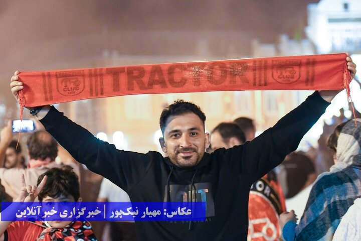 جشن و پای‌کوبی ارومیه‌ای‌ها بعد از قهرمانی تراکتور در لیگ برتر فوتبال