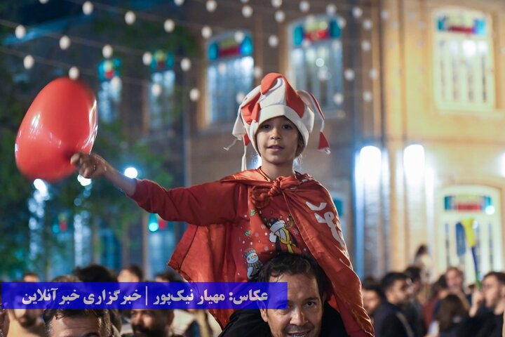 جشن و پای‌کوبی ارومیه‌ای‌ها بعد از قهرمانی تراکتور در لیگ برتر فوتبال