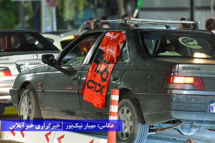 جشن و پای‌کوبی ارومیه‌ای‌ها بعد از قهرمانی تراکتور در لیگ برتر فوتبال