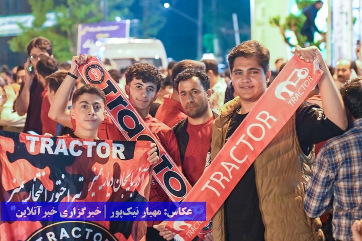 جشن و پای‌کوبی ارومیه‌ای‌ها بعد از قهرمانی تراکتور در لیگ برتر فوتبال
