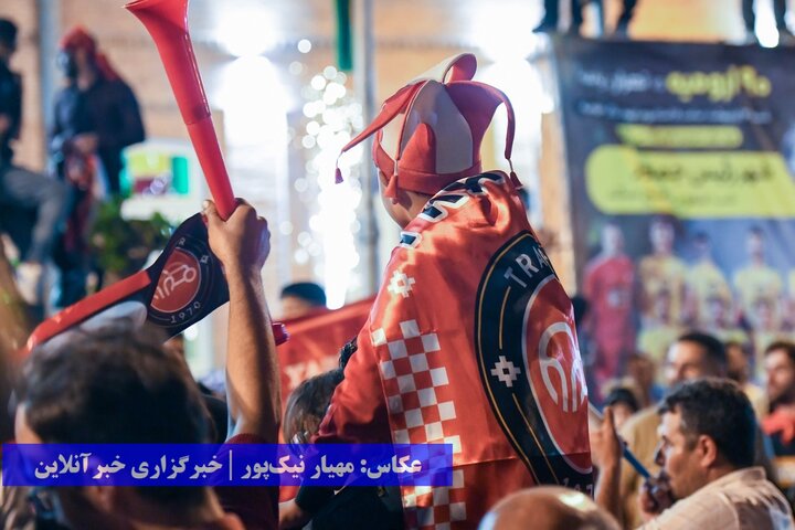 جشن و پای‌کوبی ارومیه‌ای‌ها بعد از قهرمانی تراکتور در لیگ برتر فوتبال