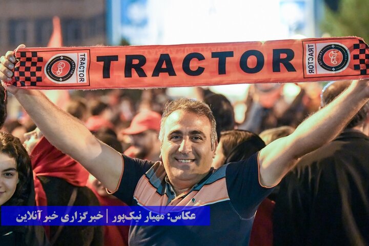 جشن و پای‌کوبی ارومیه‌ای‌ها بعد از قهرمانی تراکتور در لیگ برتر فوتبال