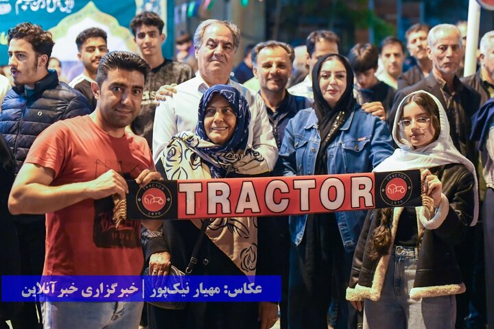 جشن و پای‌کوبی ارومیه‌ای‌ها بعد از قهرمانی تراکتور در لیگ برتر فوتبال