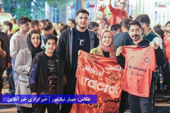 جشن و پای‌کوبی ارومیه‌ای‌ها بعد از قهرمانی تراکتور در لیگ برتر فوتبال