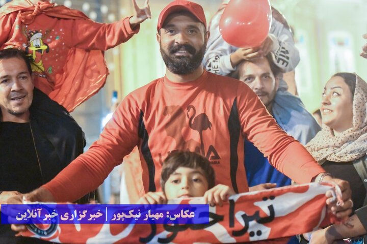 جشن و پای‌کوبی ارومیه‌ای‌ها بعد از قهرمانی تراکتور در لیگ برتر فوتبال