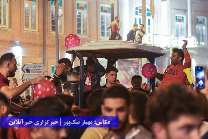 جشن و پای‌کوبی ارومیه‌ای‌ها بعد از قهرمانی تراکتور در لیگ برتر فوتبال