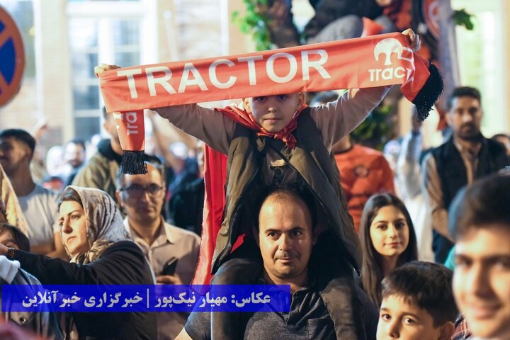 جشن و پای‌کوبی ارومیه‌ای‌ها بعد از قهرمانی تراکتور در لیگ برتر فوتبال