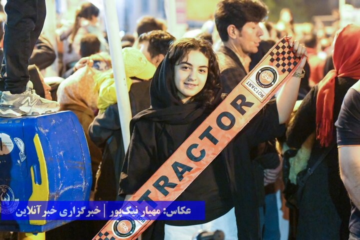 جشن و پای‌کوبی ارومیه‌ای‌ها بعد از قهرمانی تراکتور در لیگ برتر فوتبال