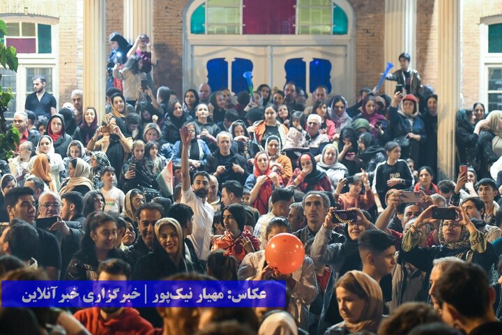 جشن و پای‌کوبی ارومیه‌ای‌ها بعد از قهرمانی تراکتور در لیگ برتر فوتبال