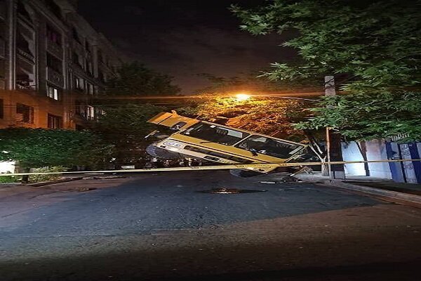 واژگونی جرثقیل ۶۰ تنی در این خیابان تهران/ عکس