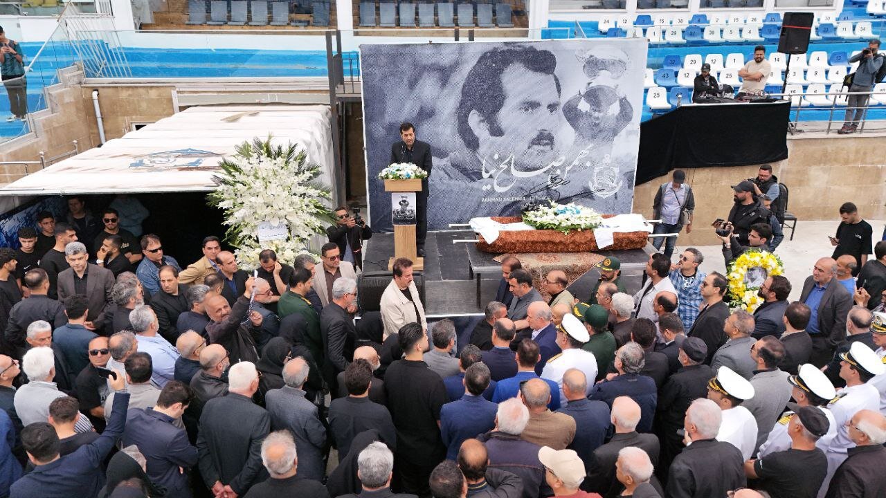 عکس | وزیر ورزش در مراسم تشییع اسطوره ملوان