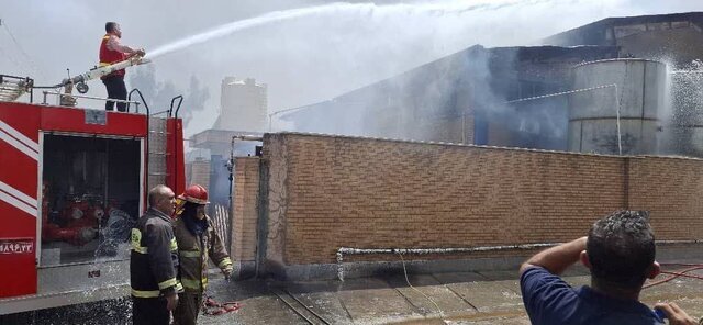 آتشسوزی گسترده در کارخانه رنگسازی/ عکس