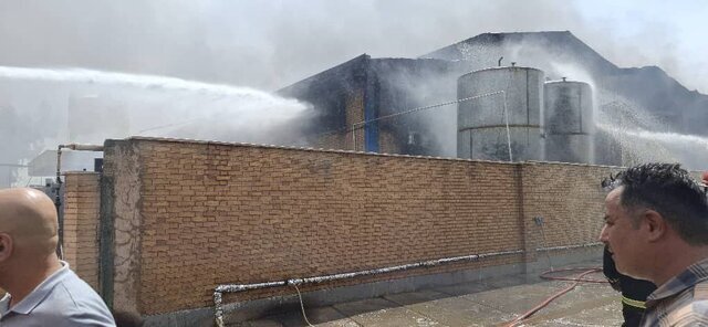 آتشسوزی گسترده در کارخانه رنگسازی/ عکس