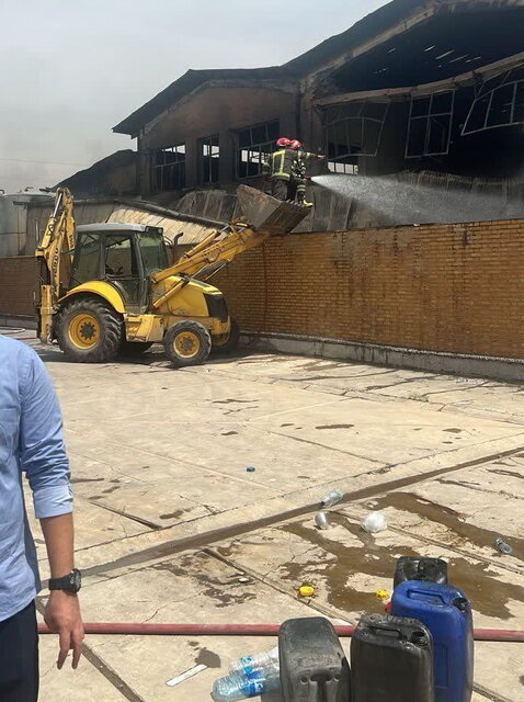 آتشسوزی گسترده در کارخانه رنگسازی/ عکس