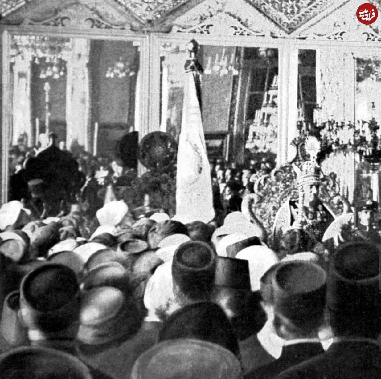 عکس/ مراسم بر تخت نشستن و تاج‌گذاری رضاشاه