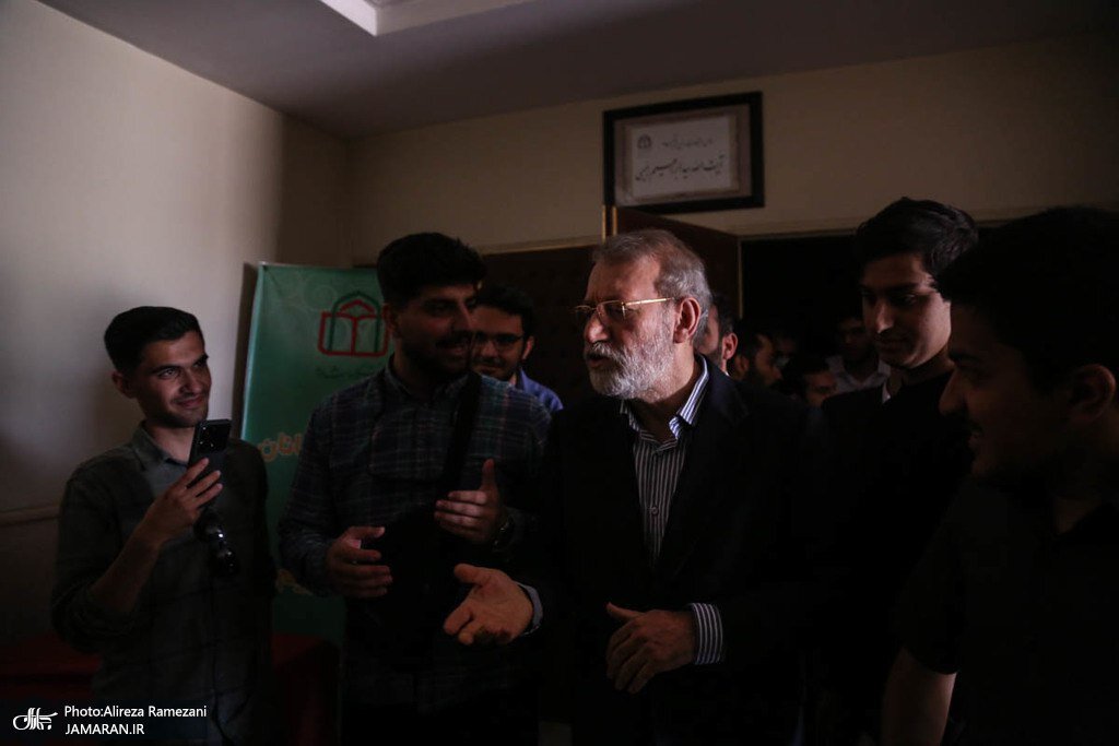 تصاویری جالب از یک نشست با حضور علی لاریجانی که در تاریکی برگزار شد