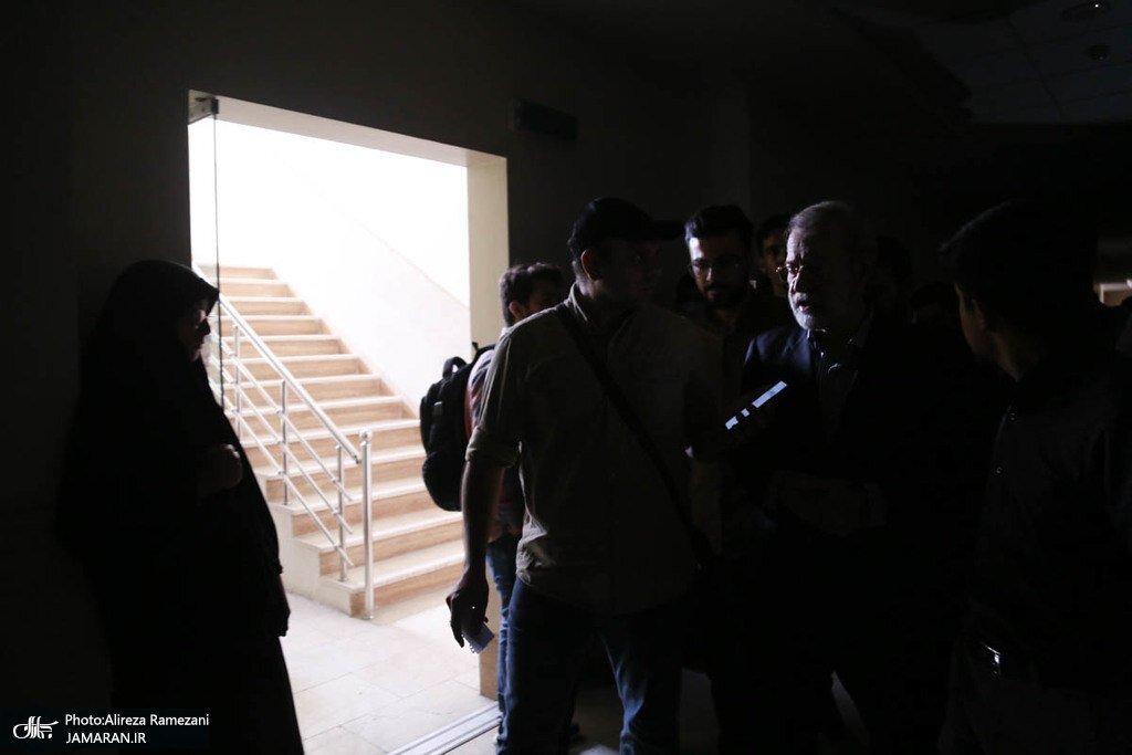 تصاویری جالب از یک نشست با حضور علی لاریجانی که در تاریکی برگزار شد