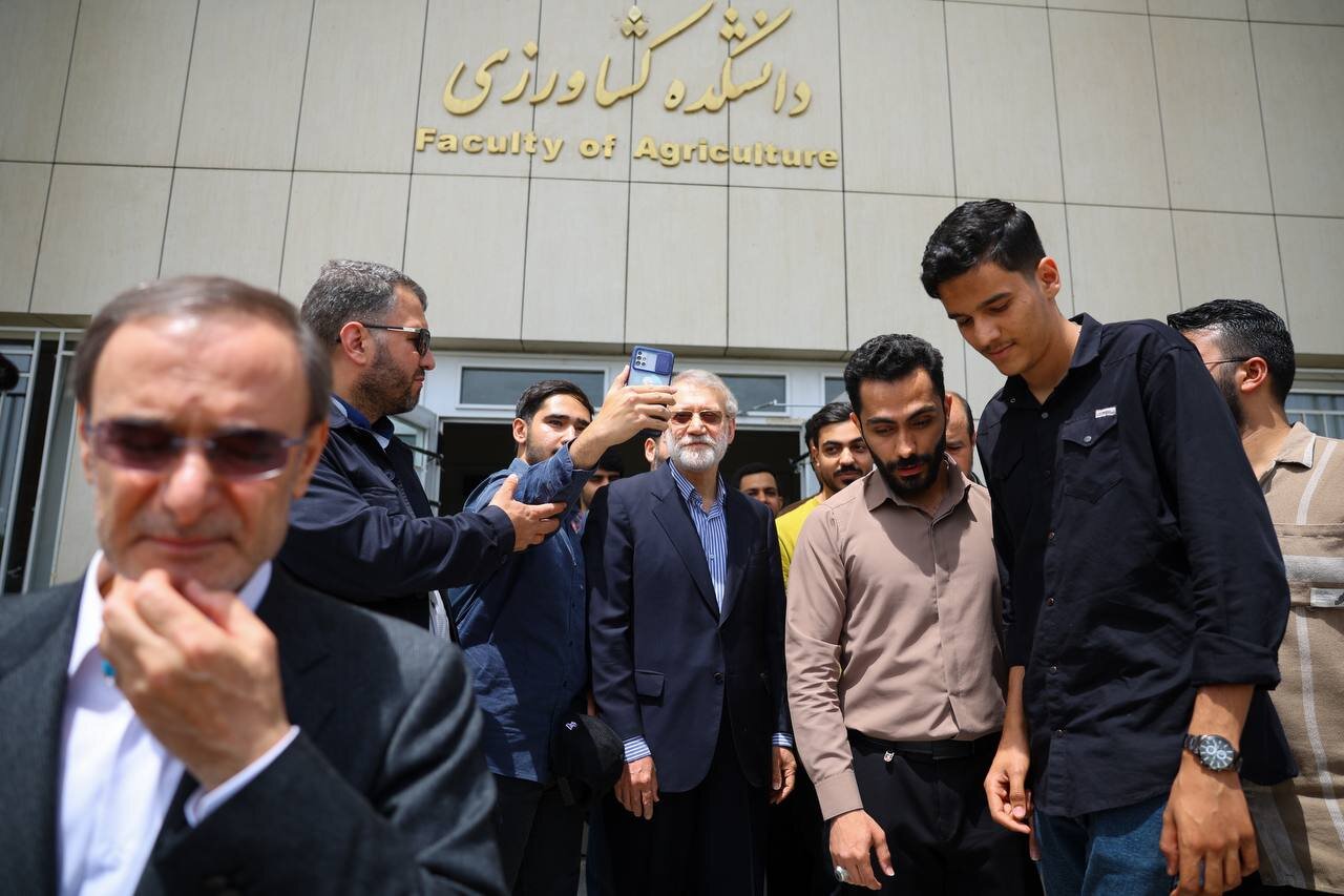 سلفی با علی لاریجانی در دانشگاه