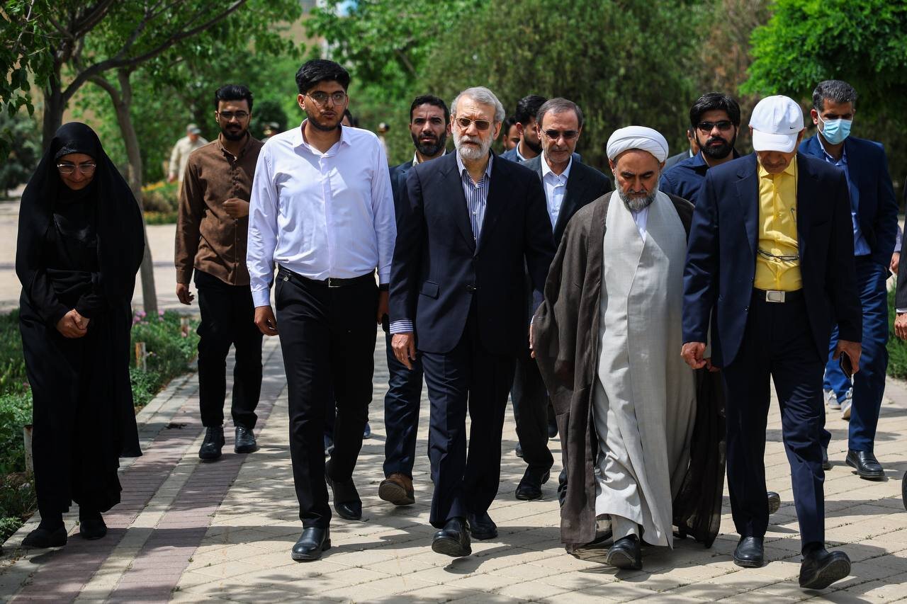 سلفی با علی لاریجانی در دانشگاه