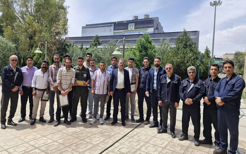 تقدیر از کارگران برتر فروسیلیس ایران همزمان با روز جهانی کار و کارگر در سمنان