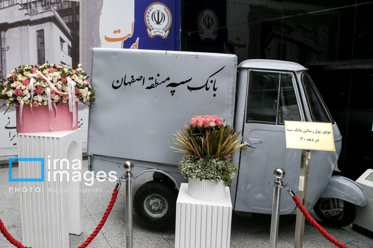 تصاویری از بازدید عارف از موزه یک بانک/ از چرتکه و ماشین حساب هندلی تا ماشین پول رسانی در موزه