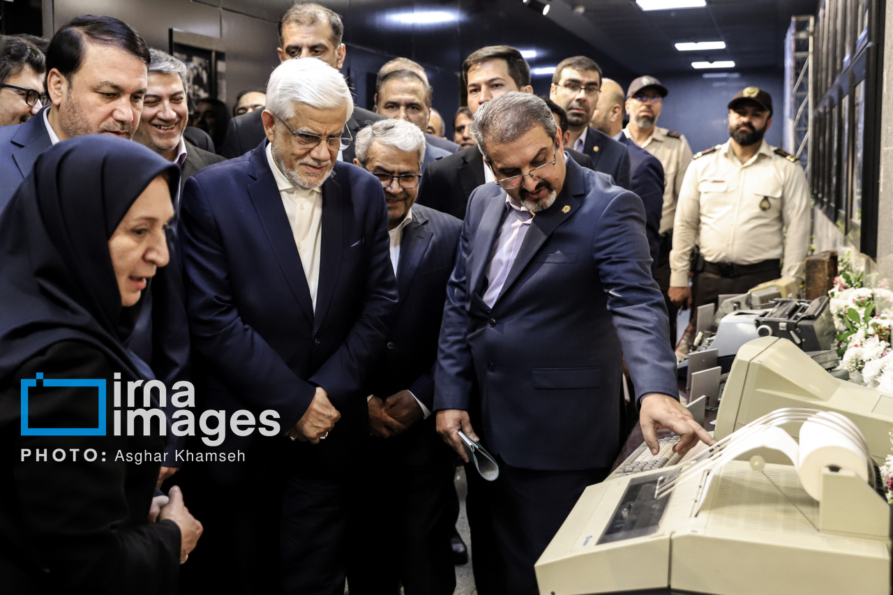 تصاویری از بازدید عارف از موزه یک بانک/ از چرتکه و ماشین حساب هندلی تا ماشین پول رسانی در موزه