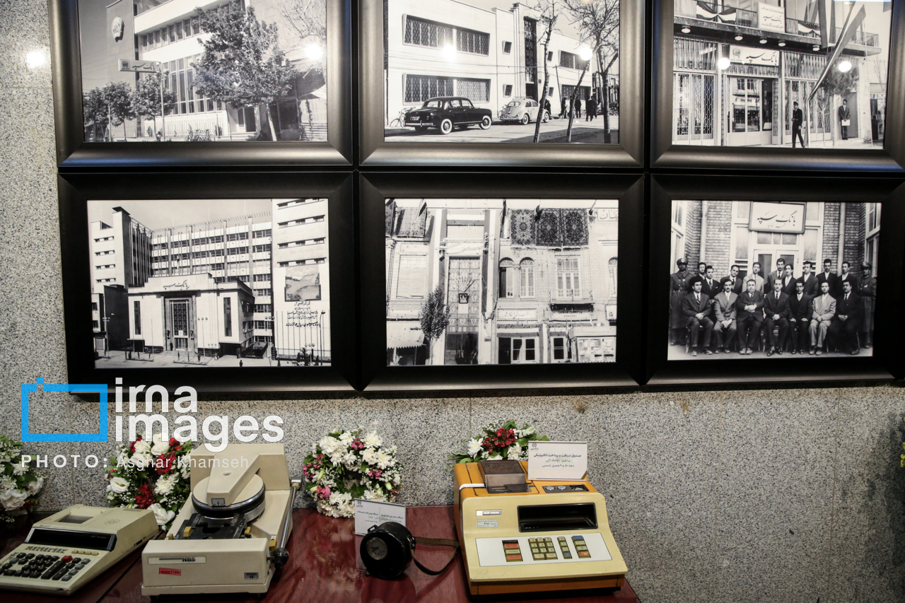 تصاویری از بازدید عارف از موزه یک بانک/ از چرتکه و ماشین حساب هندلی تا ماشین پول رسانی در موزه