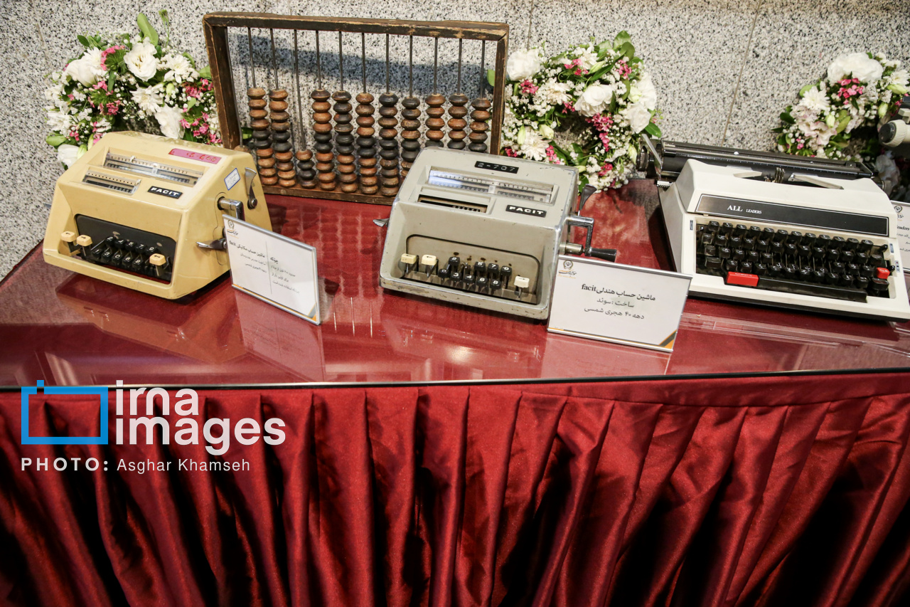 تصاویری از بازدید عارف از موزه یک بانک/ از چرتکه و ماشین حساب هندلی تا ماشین پول رسانی در موزه