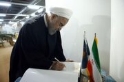 بازدید حسن روحانی از کتابخانه ملی و مرکز اسناد ایران/ یادگاری نوشتن رئیس جمهور سابق در دفتر یادبود کتابخانه ملی+تصاویر