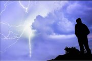 ببینید | لحظه باورنکردنی اصابت صاعقه به مردی در نیویورک