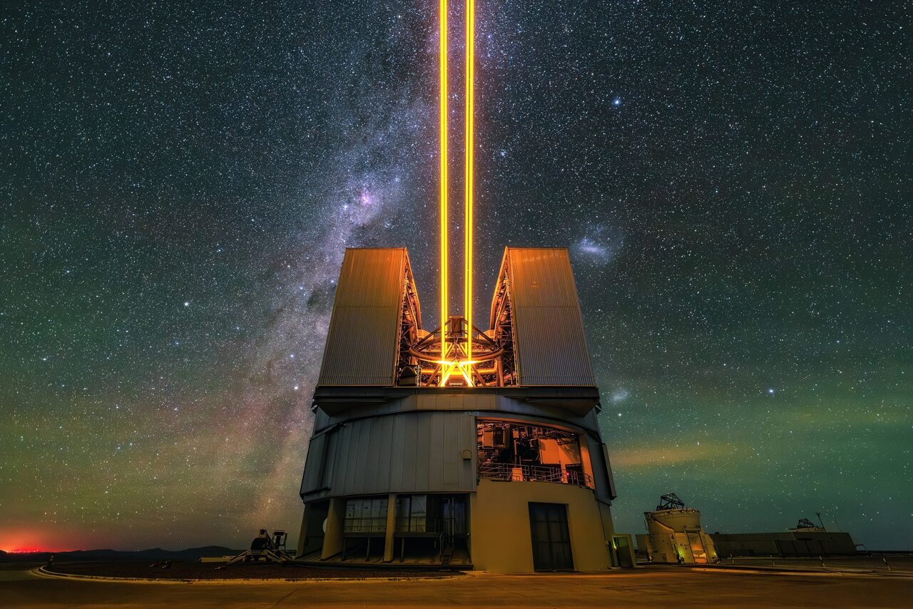 شلیک با لیزر قدرتمند به فضا / عکس