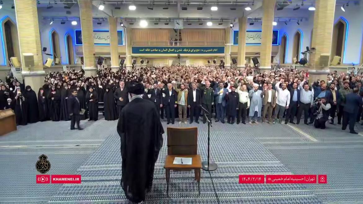 تصاویری از ورود رهبر انقلاب به حسینیه امام خمینی/ آغاز دیدار کارگزاران حج با رهبری