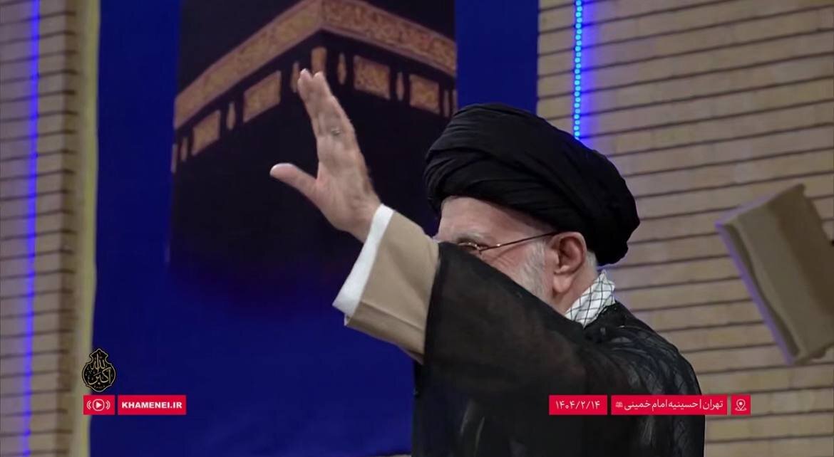 تصاویری از ورود رهبر انقلاب به حسینیه امام خمینی/ آغاز دیدار کارگزاران حج با رهبری