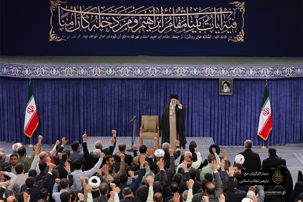تصویری از آیه معنا دار نصب شده در دیدار امروز رهبر انقلاب با کارگزاران حج