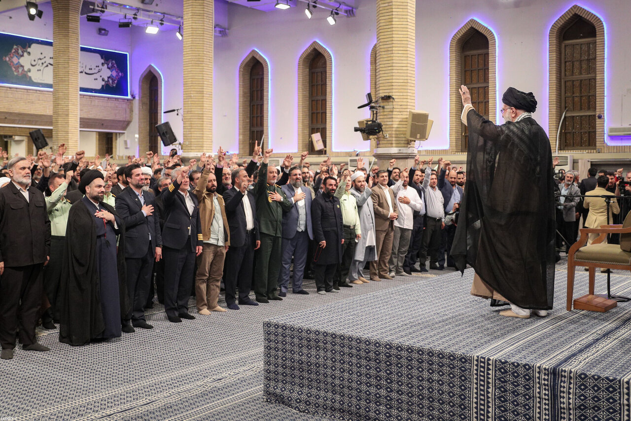 تصاویر حاشیه دیدار رهبرانقلاب با کارگزاران حج/ کدام یک از اعضای دولت در این دیدار حضور داشت؟/ وزیرِ در آستانه استیضاح هم بود