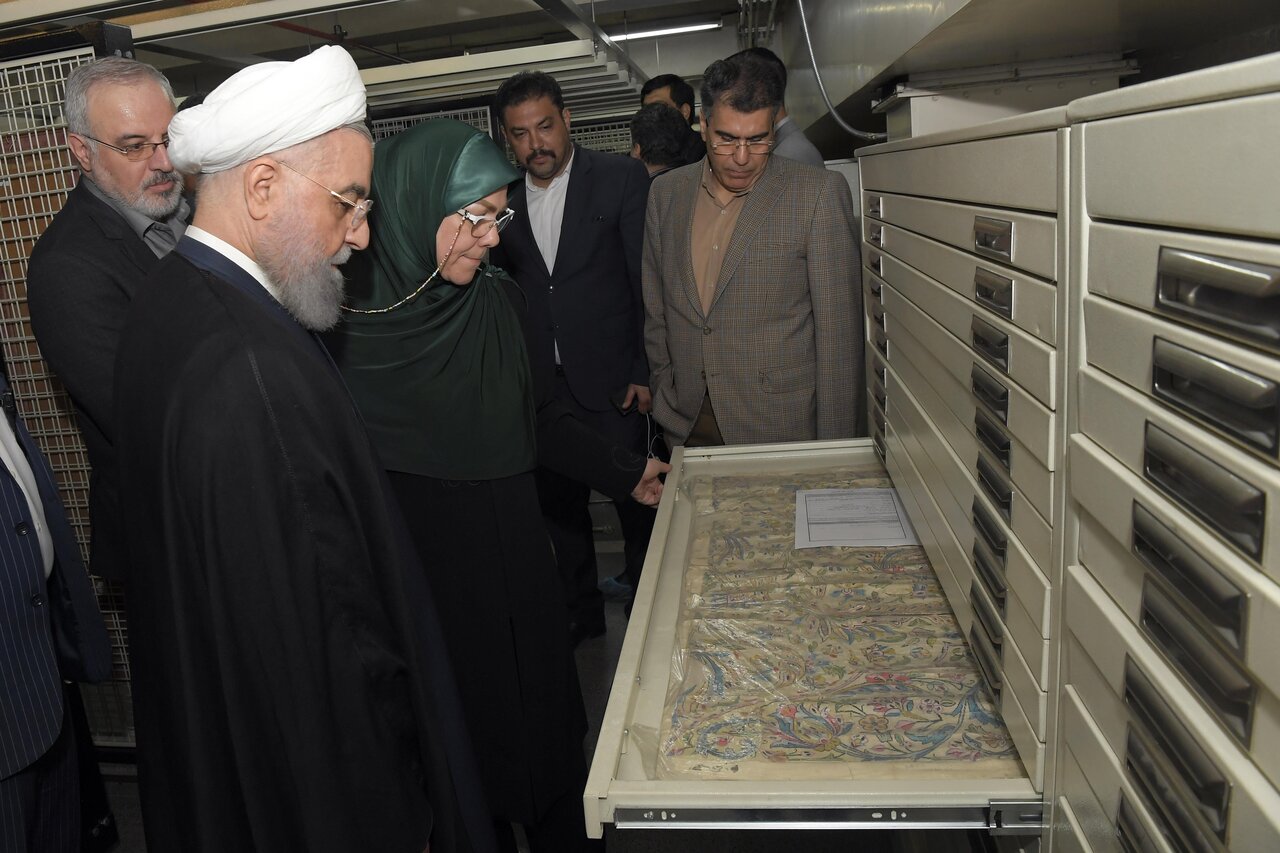 ژست جالب حسن روحانی در حال تماشای چند اثر تاریخی