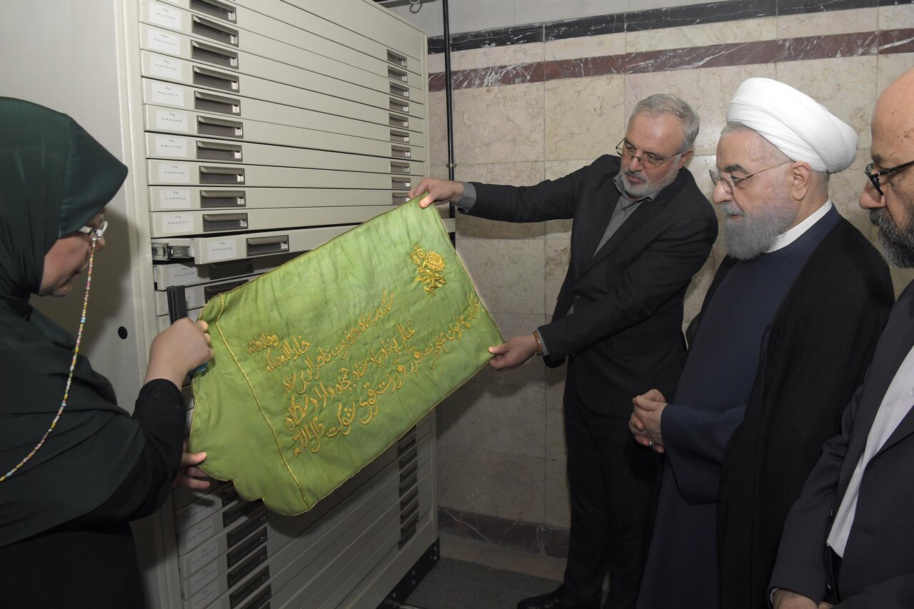 ژست جالب حسن روحانی در حال تماشای چند اثر تاریخی