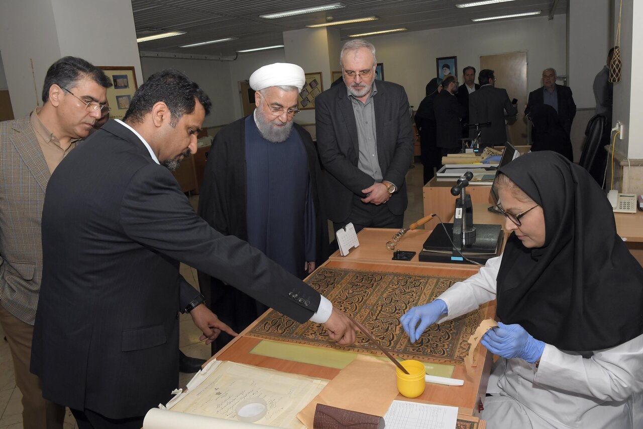 ژست جالب حسن روحانی در حال تماشای چند اثر تاریخی