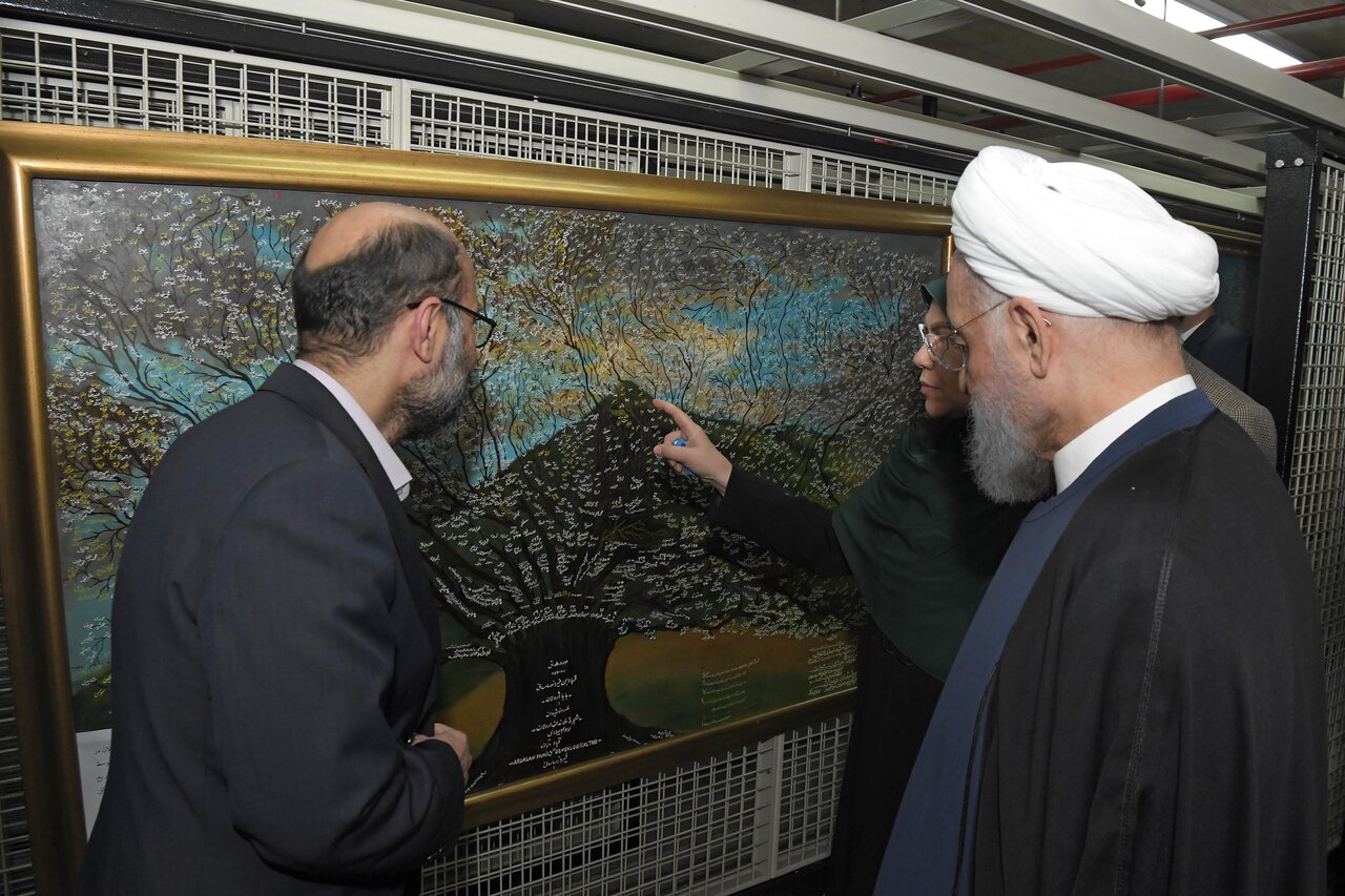 ژست جالب حسن روحانی در حال تماشای چند اثر تاریخی