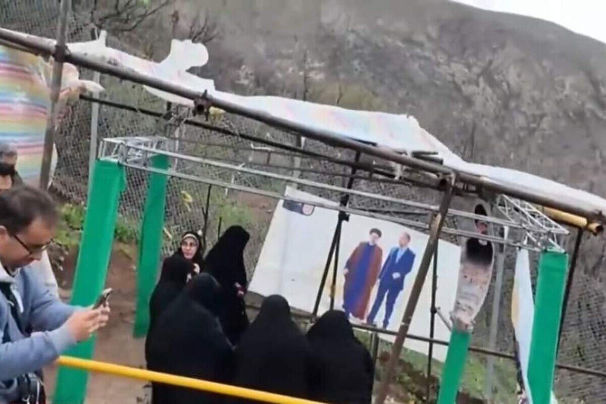 تصویری از حضور خانواده ابراهیم رئیسی در محل سقوط بالگرد